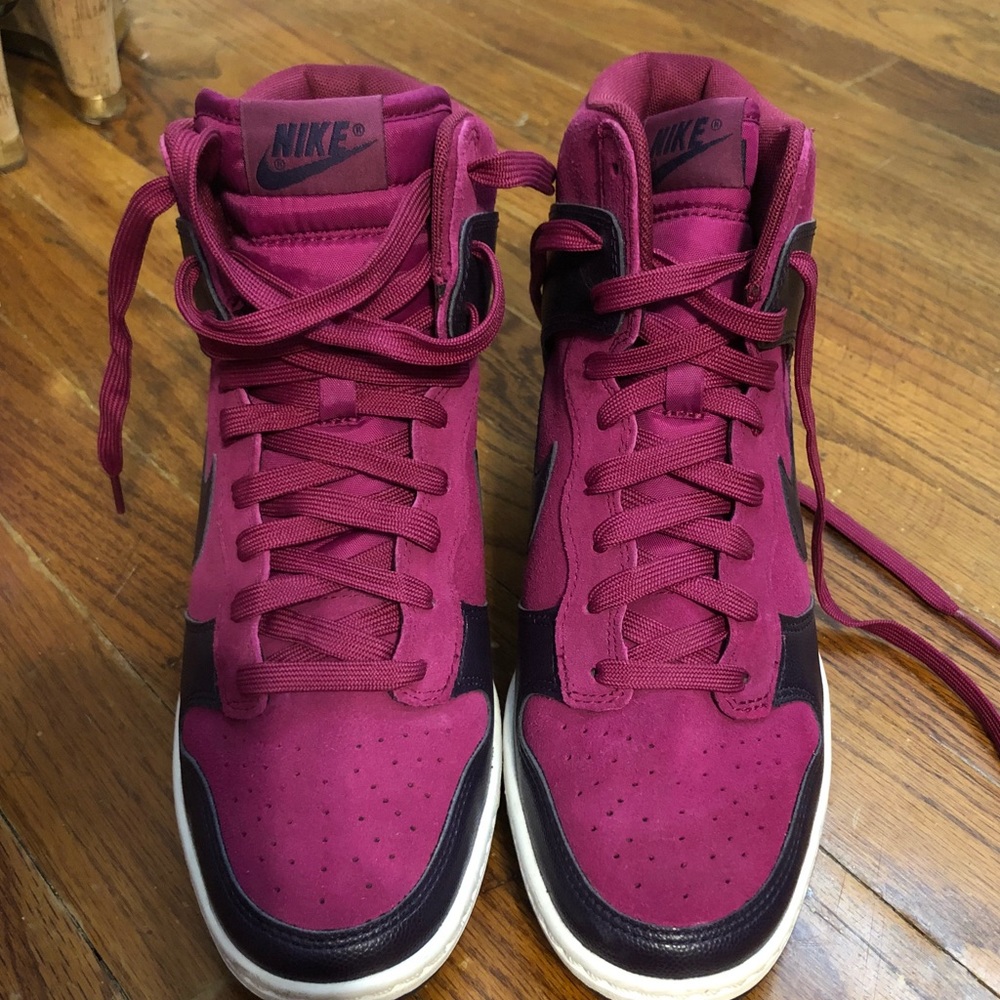 Women’s Nike wedged tennis shoes NWOT
